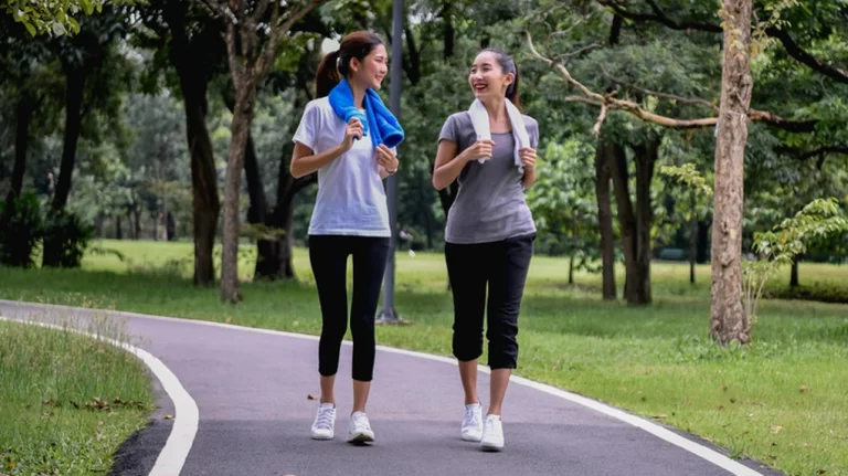 Đi bộ bao lâu để ngủ ngon và sâu giấc hơn?