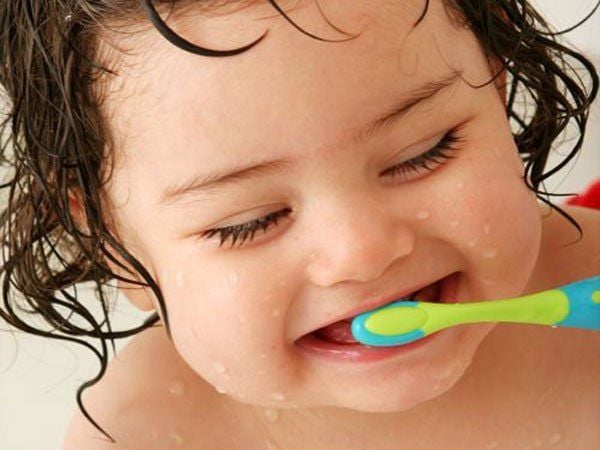 Hướng dẫn chăm sóc răng miệng cho bé sơ sinh