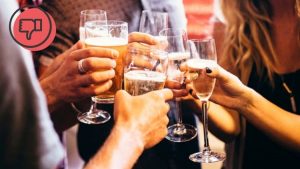 Rượu bia làm mất nước cho cơ thể, khiến da khô, mất độ đàn hồi và dễ bị lão hóa